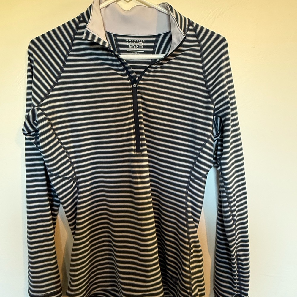 Mountain Hardware 1/4 zip top - medium